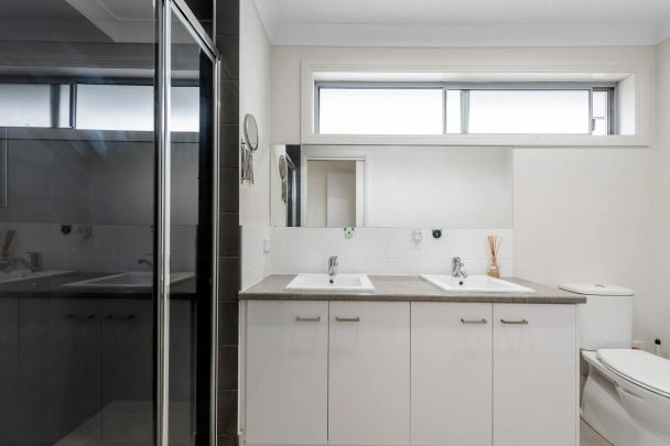 Modern, Low-maintenance 5-Bedroom Family Home for Rent! - Photo 1