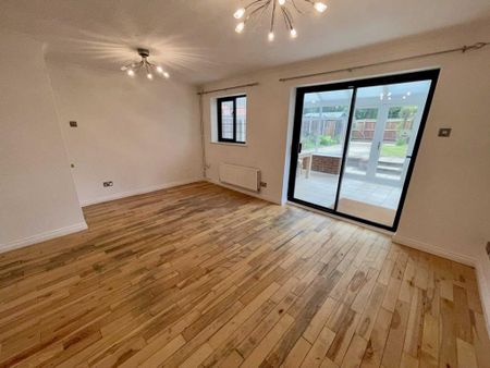 4 bedroom detached house to rent - Photo 2