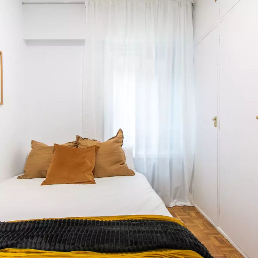 Room in a shared 10-bedroom apartment for rent in Estrella - Photo 1