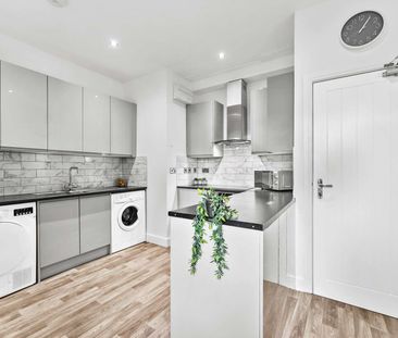 Fit For A King Room 6 - Photo 2