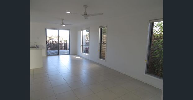 2 MODERN- LARGE TOWN-HOUSEs, Luxury Bayside Living With Location! Thornlands. - Photo 1