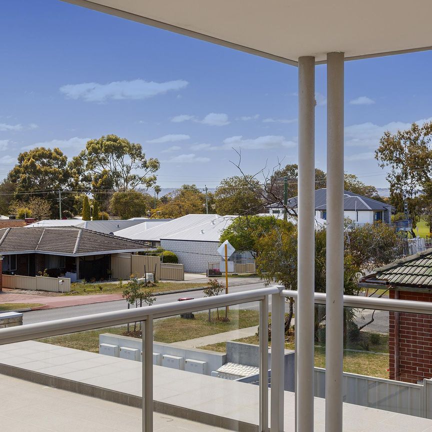SPACIOUS 2 BEDROOM AND 2 BATHROOM APARTMENT IN RIVERVALE - Photo 1