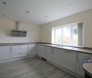 3 bedroom semi-detached house to rent - Photo 6