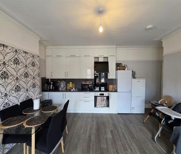 3 bedroom flat to rent - Photo 5