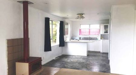 Spacious 3 bedroom home with sprawling back yard - Photo 5