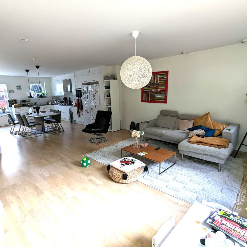 Tvärflöjtsgatan, Västra Frölunda - Photo 1