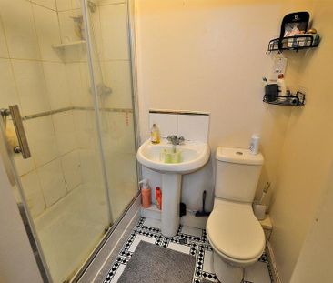 3 bedroom flat to rent - Photo 3