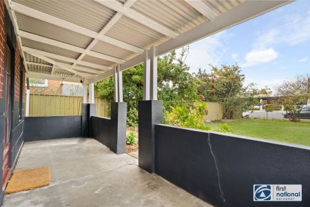 SUN-FILLED CBD COTTAGE - Photo 2