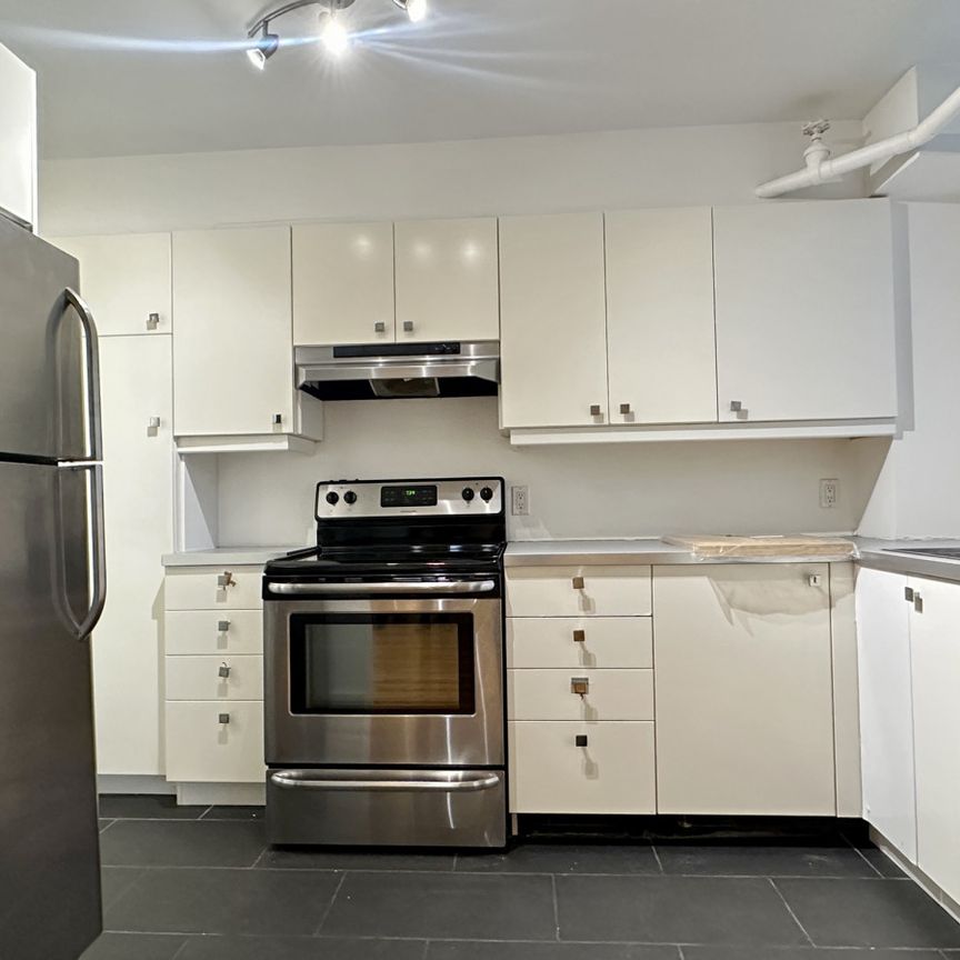 MÉTRO EDOUARD-MONPETIT: Grand logement de deux chambres fermées offert en location semi-meublé avec chauffage et eau chaude INCLUS. - Photo 1