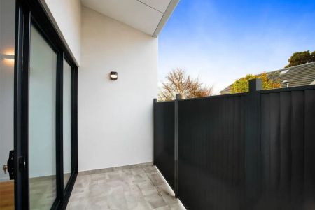 Modern townhouse in one of Melbourne's premier suburban locales! - Photo 5