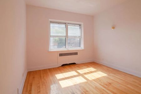 Lennox-Deacon — 1 Bedroom - unit 0C17 - Photo 2