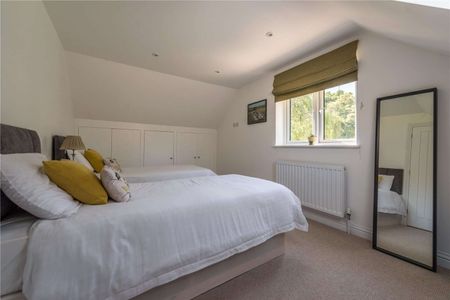 SHORT LET - A wonderful two bedroom property in the picturesque village of Dogmersfield - Photo 3