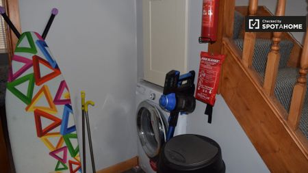 Room for rent in 4-bedroom apartment in Glasnevin, Dublin - Photo 5