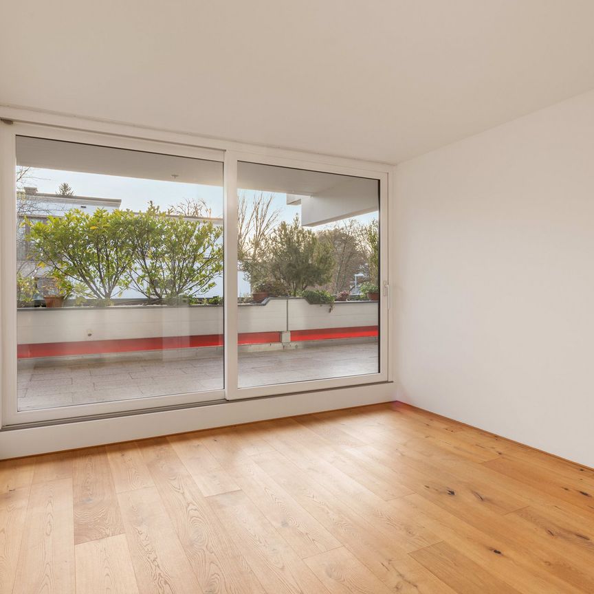 Stilvoll renovierte 3-Zimmer-Wohnung mit großer Balkonterrasse am Schwabinger Bach - Photo 1