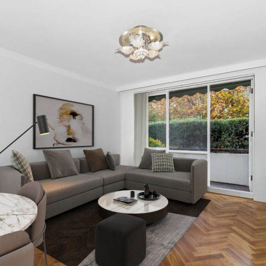 Modern Ground Floor Apartment – Walk to EVERYTHING - Photo 1