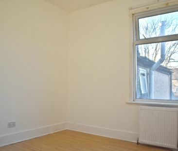 4 Bed Terraced House, Sixth Ave, E12 - Photo 3