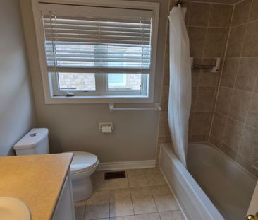 For Lease - 118 Flagstone Way, Newmarket, Ontario - Photo 6