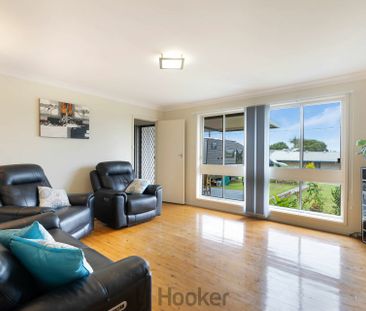 SPACIOUS FAMILY LIVING WITH POOLSIDE ENTERTAINING - Photo 1