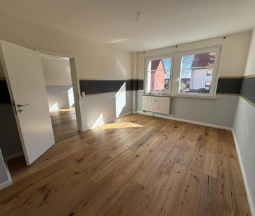 Sonnige Zwei-Raum-Wohnung mit Einbauküche - Foto 1