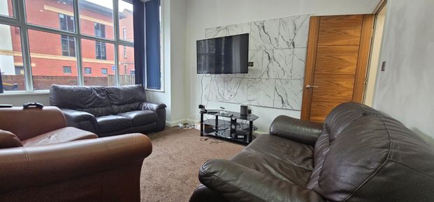 6 Bed - 14 Ash Road, Headingley, Leeds - LS6 3HD - Student - Photo 1