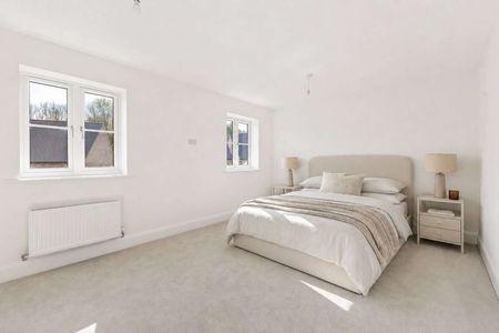 A beautifully presented and high specification, brand new three bedroom home within the sought after Fairfield development - Photo 4
