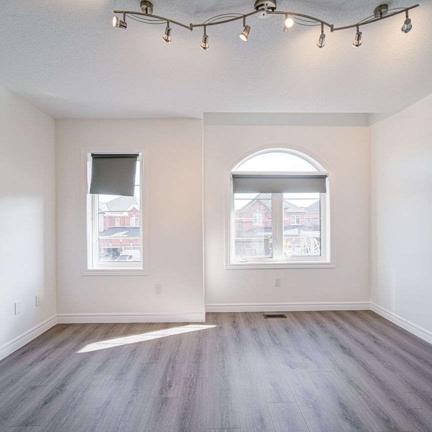 For Lease - 60 Lewis Avenue, Bradford West Gwillimbury, Ontario - Photo 1