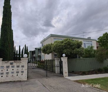 Renovated One Bedroom Apartment - Photo 4