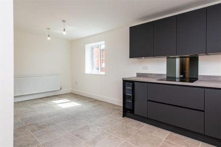 4 bed House - Detached To Let - Photo 2