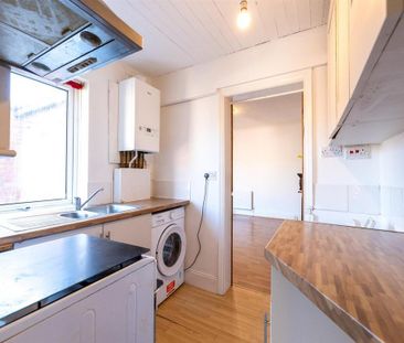 3 bedroom flat to rent - Photo 6