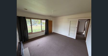 THREE BEDROOM HOUSE WITH DUCTED HEATING - Photo 3