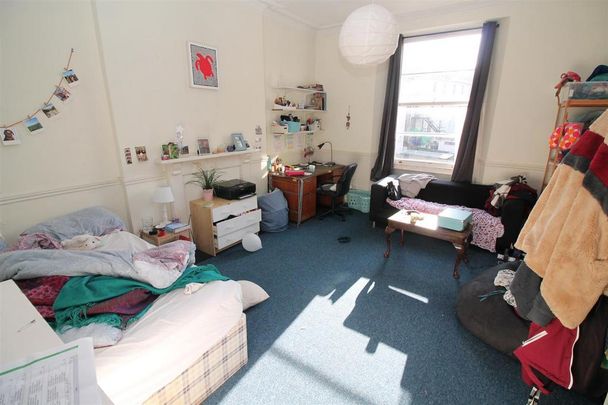 4 bedroom flat to rent - Photo 1