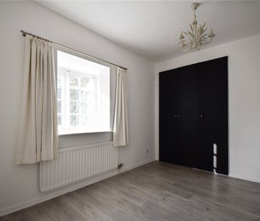 Well presented 3 bedroom mid-terrace house situated just to the sou... - Photo 2