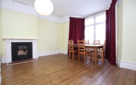 A brilliant 3 or 4 bedroom property, suitable for sharers. A short walk to the Downs and Whiteladies Road, this is a superb option for anyone looking for easy access to Southmead or the BRI. - Photo 4