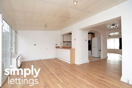 4 Bed property for rent - Photo 2