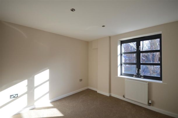 2 bedroom flat - Photo 1