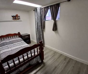 1 Roommate - Bloor/Dufferin 2-bedroom basement apartment - Photo 1