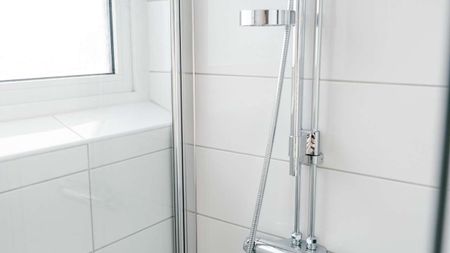 Välkommen till en nyrenoverad lägenhet på Sloalyckan. Bostaden är utrustad med moderna vitvaror och erbjuder bekvämligheter såsom diskmaskin, tvättmaskin och torktumlare. Köket är renoverat i ett kallt koncept med stilrena gråa toner. Badrum och hall är renoverade samt utrustade med ny inredning. Innerdörrarna i sovrummet är bytta och samtliga rum är ommålade i en vit kulör. Fiber finns indraget i lägenheten. I hyran ingår varmhyra, vilket omfattar uppvärmning och varmvatten. Ett grundutbud av tv-kanaler samt sophantering ingår. Endast hushållsel tillkommer. Rökfritt boende gäller för alla kontrakt tecknade från och med 2025-01-01, inklusive gemensamma utrymmen. - Foto 5