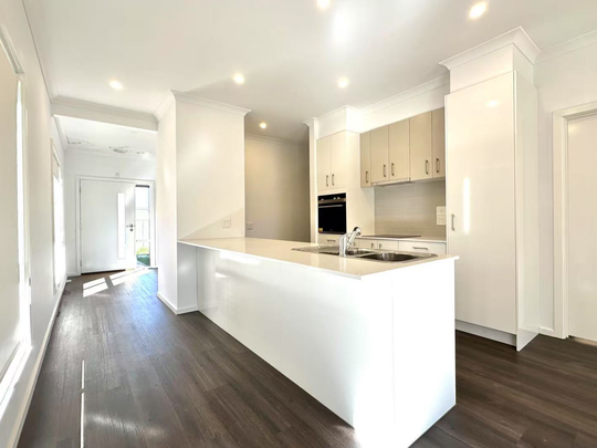28 Hanover Circuit, Melton South, VIC - Photo 1