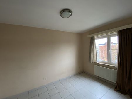 Centraal gelegen appartement op wandelafstand van winkels, scholen en openbaar vervoer. - Photo 4