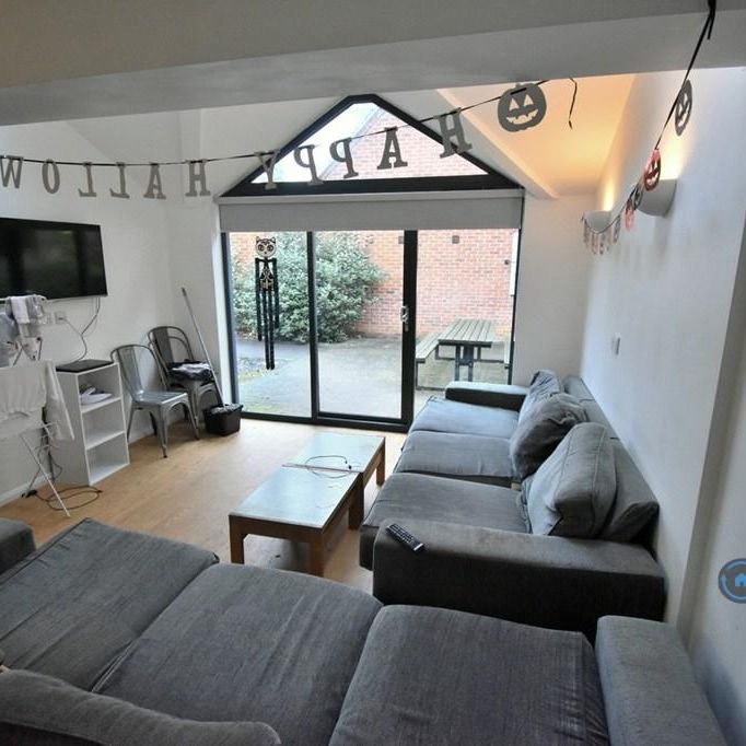 1 bedroom in a house share to rent - Photo 1