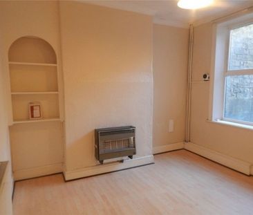 3 Bed - Halifax Old Road, Birkby, Huddersfield - Photo 5