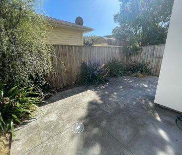 New, Quiet End Unit Townhouse + Off street park - Photo 6