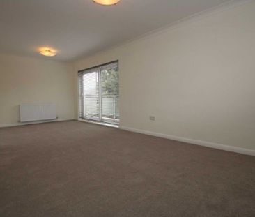 3 bed Flat for rent - Photo 3