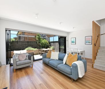 Boutique Family Sized Townhome With A Rooftop Retreat, Walk To Park... - Photo 3