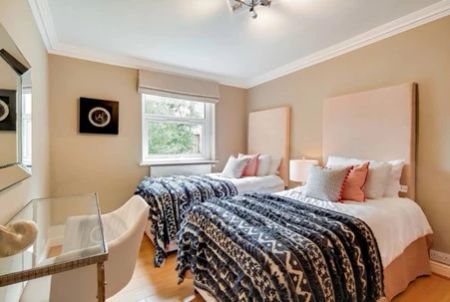 4 Bedroom Apartment - Photo 2