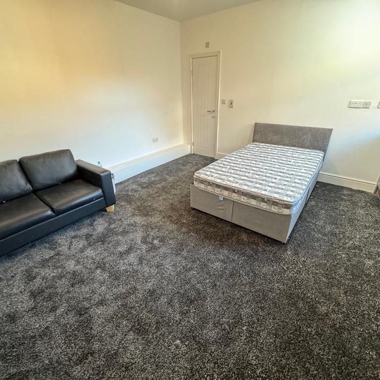 Studio to rent - Photo 1