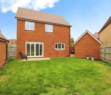 A spacious 4 bedroom detached home in Cheswick Village. Close to Ab... - Photo 2