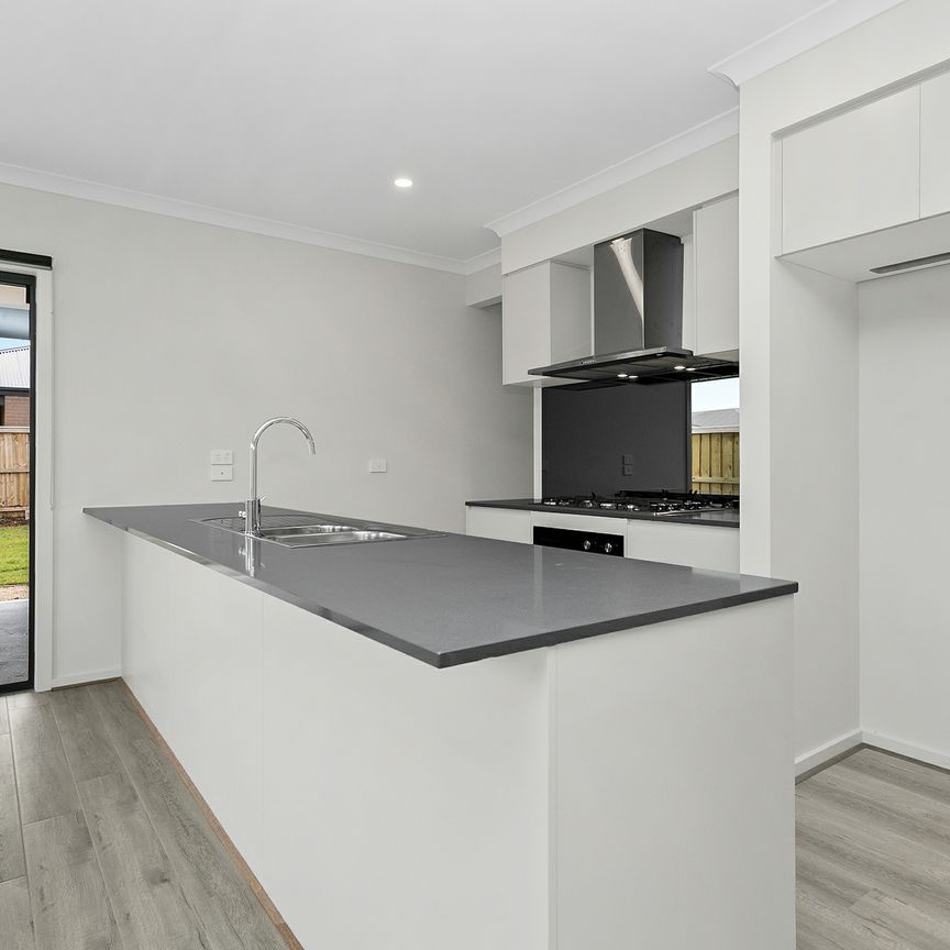 11 Bainbridge Road, Manor Lakes VIC, Belconnen - Photo 1