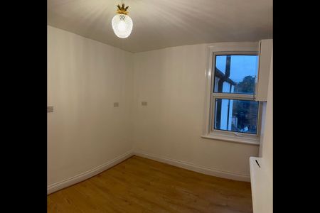 2 Bed Flat, Frant Road, CR7 - Photo 5