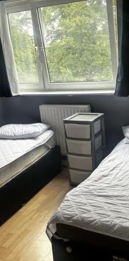 Room in a Shared Flat, Strathan Close, SW18 - Photo 1